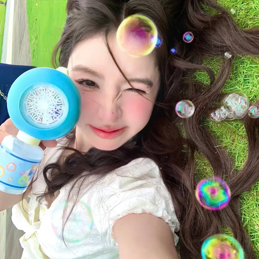 红衣小女孩